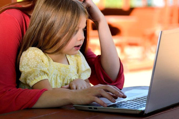dziecko przed komputerem